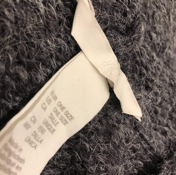 Beautiful knit poncho - Picture 7 of 7